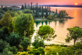 Pôr do sol bonito sobre o Lago de Garda, Itália