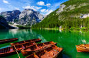 Lago Braies nas Dolomitas, Tirol do Sul, Itália