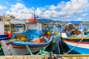 Barcos de pesca coloridos na ilha de Samos, Greece