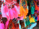 Captadores de sonhos coloridos em um mercado no Equador