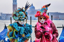 Máscaras bonitas na Praça de São Marcos em Veneza