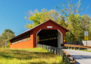 Ponte de madeira coberta vintage em uma estrada rural, EUA