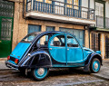 Citroen 2CV nos becos de Guimarães, Portugal