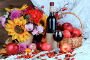Natureza morta de outono com flores, maçãs e vinho