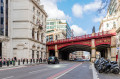 Londres. Fevereiro de 2020. Ponte do viaduto de Holborn e um táxi em Londres