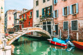 Rua bonita em Veneza, Italy