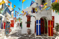 Rua Decorada com Bandeira, Mykonos, Grécia