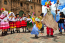 Pessoas dançando Huaylia em Cusco, Peru