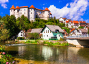 Castelo de Žužemberk no rio Krka, Eslovênia