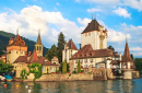 Castelo de Oberhofen no Lago Thun, Suíça