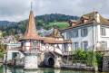 Castelo de Oberhofen no Lago Thun, Suíça