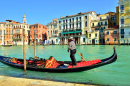 Gôndola no Grande Canal em Veneza, Itália