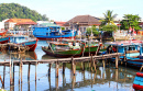 Barcos de pesca coloridos em Sumatra Ocidental, Indonésia