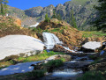 Incrível Cachoeira Córrego nas Montanhas