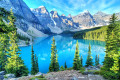 Reflexão de picos no lago Moraine, Canadá