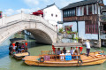 Ponte de pedra velha na cidade da água de Zhujiajiao, China