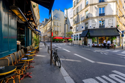 Rua aconchegante com cafés em Paris, França