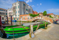 Barco colorido em Veneza, Itália