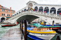 Dia chuvoso na ponte Rialto, Veneza