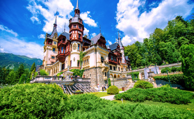 O belo Castelo e Jardim de Peles em Sinaia