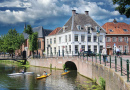 Caiaques em um canal em Amersfoort, Holanda