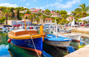 Barcos de pesca no porto de Splitska, Croácia