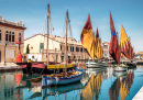 Veleiros de pesca antigos no porto de Cesenatico