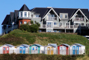 Casas de praia e cabanas coloridas em Bude, Reino Unido