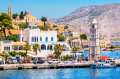 Vista da orla marítima de Ano Symi, Grécia