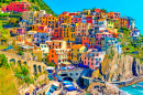 Aldeia colorida Manarola em Cinque Terre, Itália