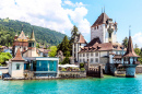 Castelo de Oberhofen no Lago Thun, Suíça