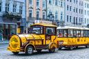 Trem turístico na praça central de Lviv