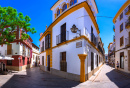 Vista da rua da antiga cidade andaluza de Córdoba