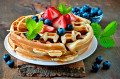 Waffles belgas com frutas vermelhas