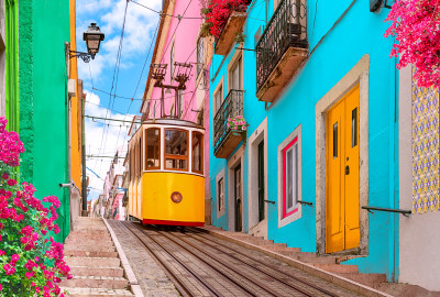 Bonde amarelo em uma rua em Lisboa, Portugal