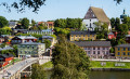 Casas de madeira velhas e uma ponte em Porvoo, Finlândia