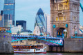 Tower Bridge e a cidade de Londres ao anoitecer