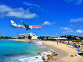 Avião da American Airlines sobre Maho Beach