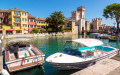 Castelo de Scaliger em Sirmione no Lago de Garda, Itália