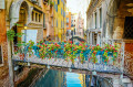 Ponte sobre um canal estreito em Veneza, Itália