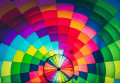 Dentro de um balão de ar quente colorido
