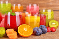 Sucos de frutas frescas em uma mesa de madeira