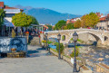 Rio Bistrica no centro de Prizren, Kosovo