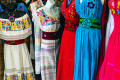 Vestidos tradicionais mexicanos em um mercado local