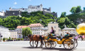 Carruagem puxada por cavalos em Salzburgo, Áustria