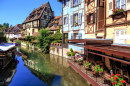 Casas velhas do Meio-enxaimel ao longo do canal em Colmar