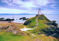 Farol na ilha de Llanddwyn no norte do País de Gales, Reino Unido