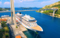 Navio de cruzeiro e ponte em Dubrovnik, Croácia