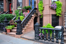 Brownstone com vasos de flores em Brooklyn, Nova York