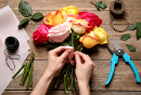 Fazendo um buquê de rosas frescas